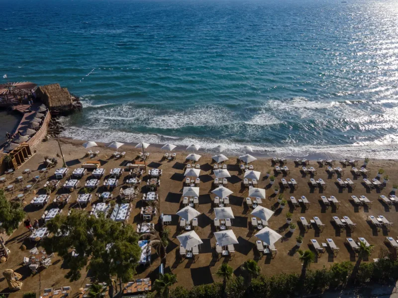 Kum plaj ve şezlonglar ile Rammos Managed by Dedeman