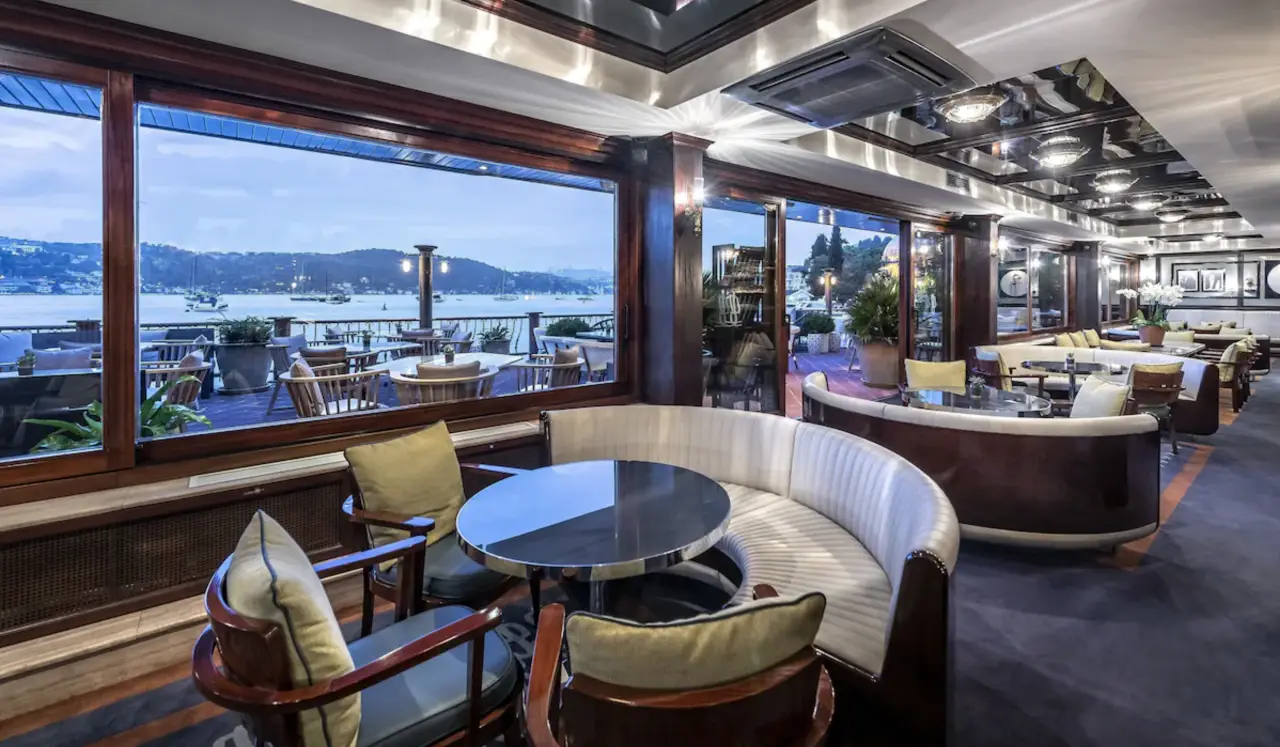 Bebek Hotel by The Stay’in iç mekânı ve Boğaz manzaralı restoran alanı