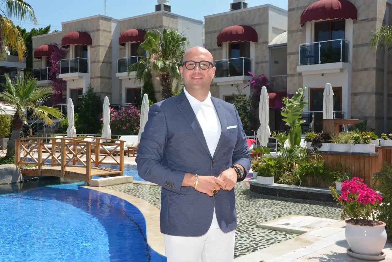 Yiğit Girgin, Bodrium Hotel & SPA havuz başında poz veriyor.