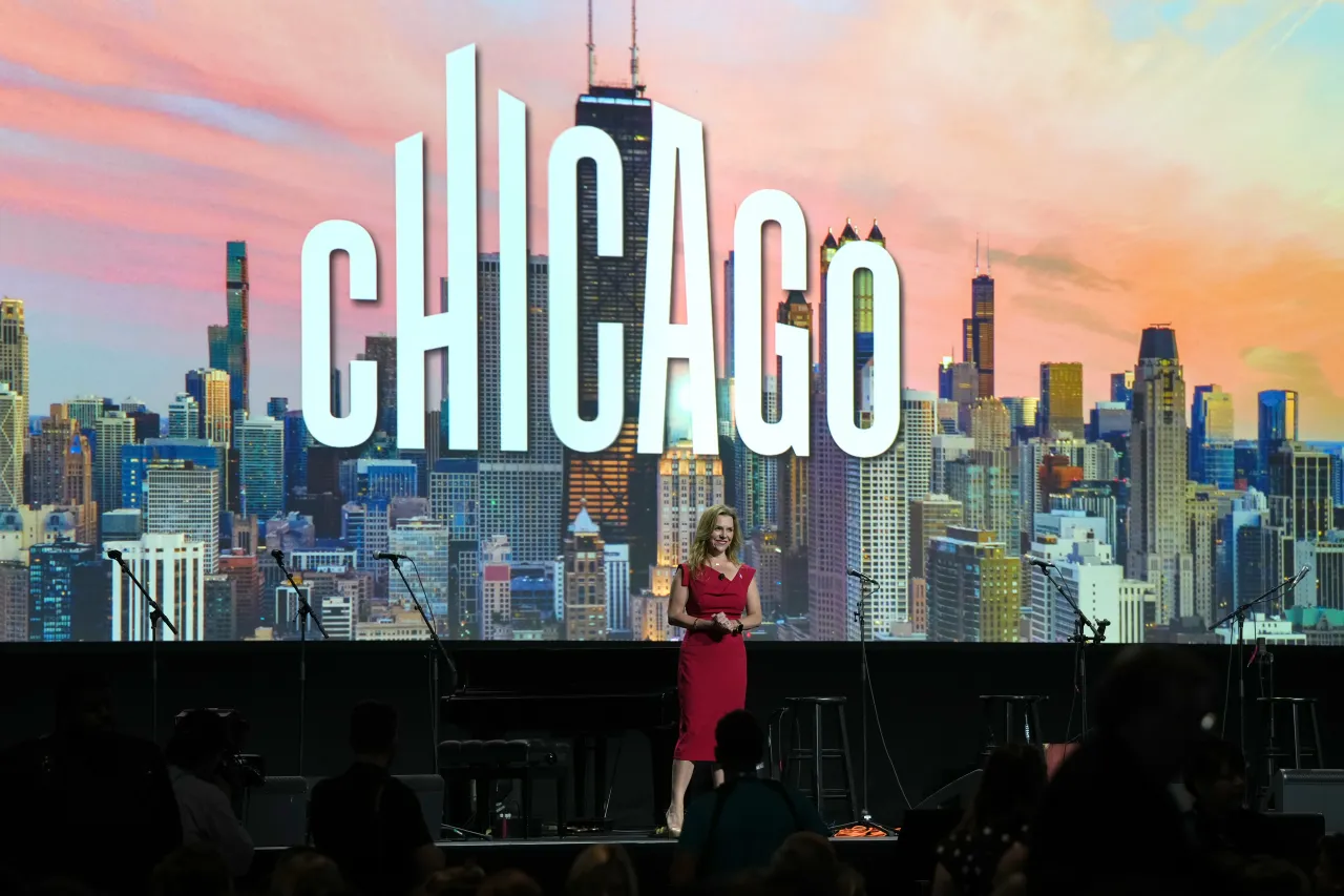 IPW 2025 Chicago sunum sahnesi ve arka planda şehir silüeti