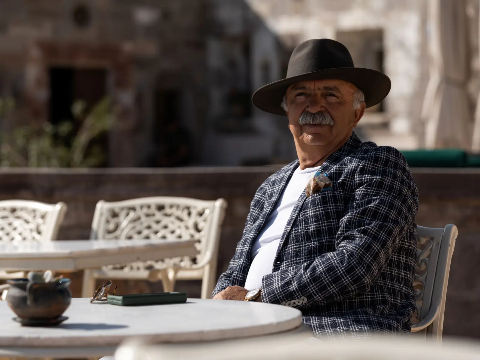 KAPYAD Başkanı Ömer Tosun Kapadokya’da bir otel terasında otururken.