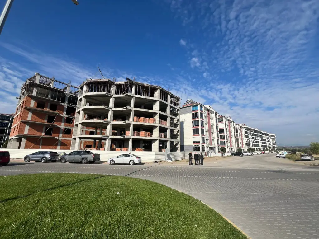 Edremit’te yapımı süren Swiss Inn Premium Collection otel binası inşaat alanı.