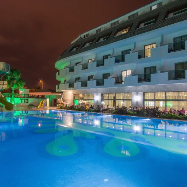 Dedeman Kemer Resort havuz ve otel binası