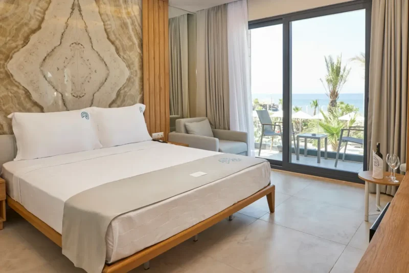 Rammos Managed by Dedeman otel odası çift kişilik yatak ve deniz manzarası