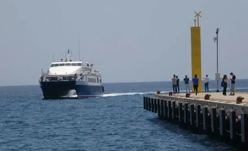 Feribot limana yaklaşıyor, seyahat severler limanda bekliyor