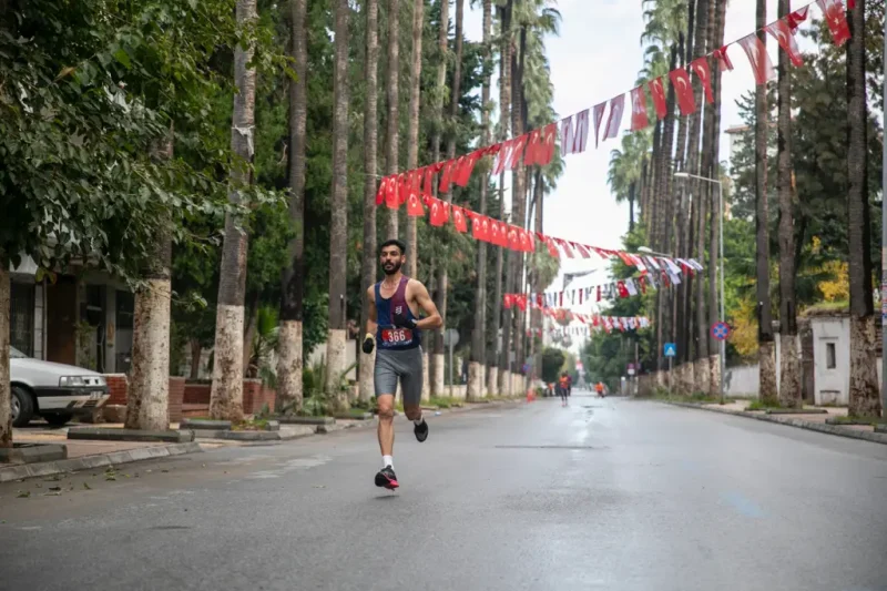 Mersin Maratonunda sporcular doğa ile iç içe koşarken spor turizmine örnek oluşturuyor