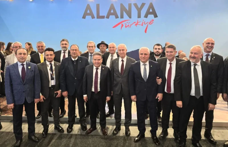 Alanyalı turizmciler ITB Berlin standında toplu poz verdi