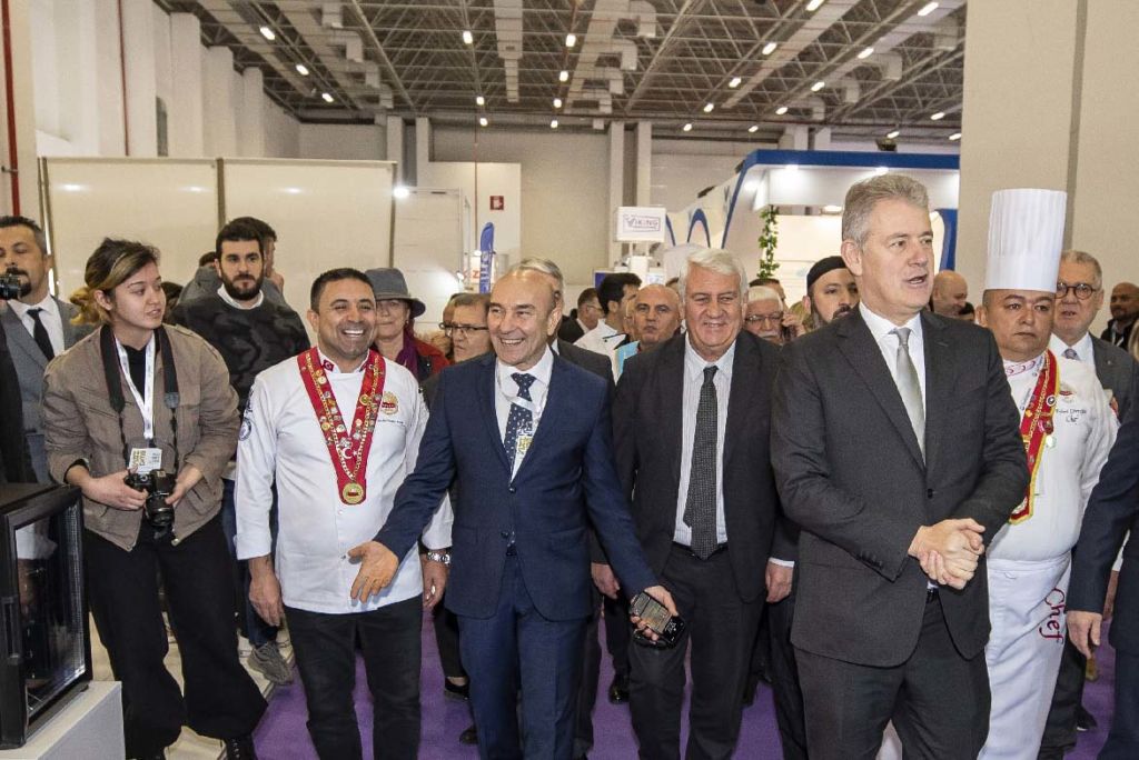 Tunc Soyer Izmir fuar ziyareti