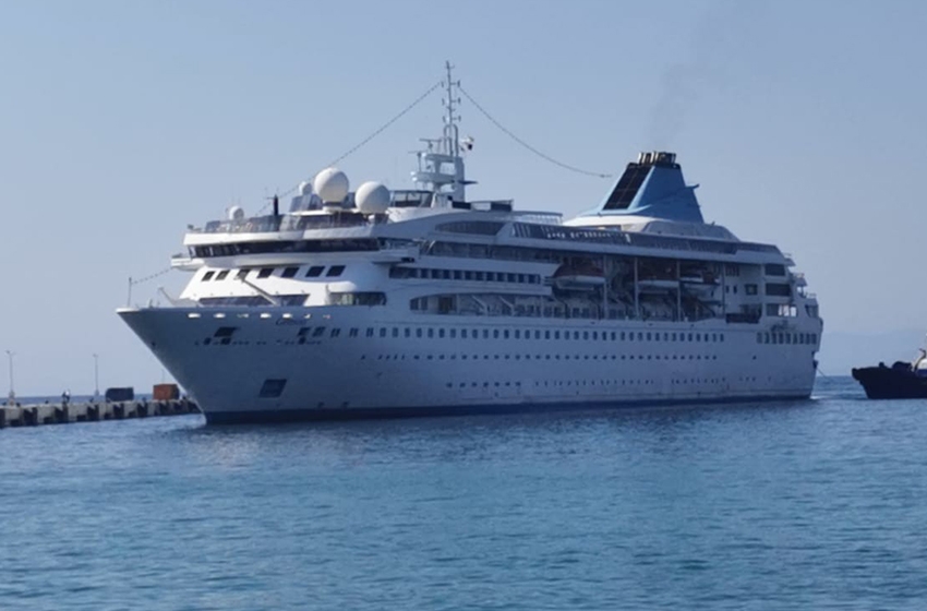 ilk turist gemisi Kuşadasında