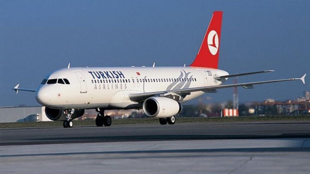 Türk Hava Yolları yolcu uçağı pistte
