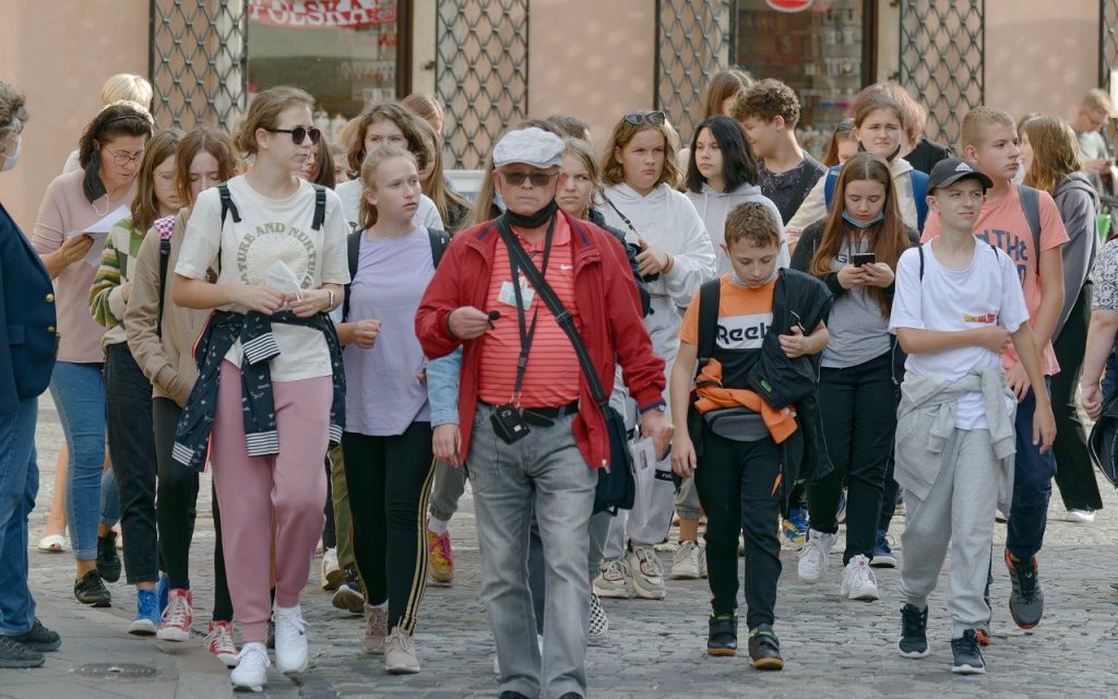 tur rehberi ve turistler