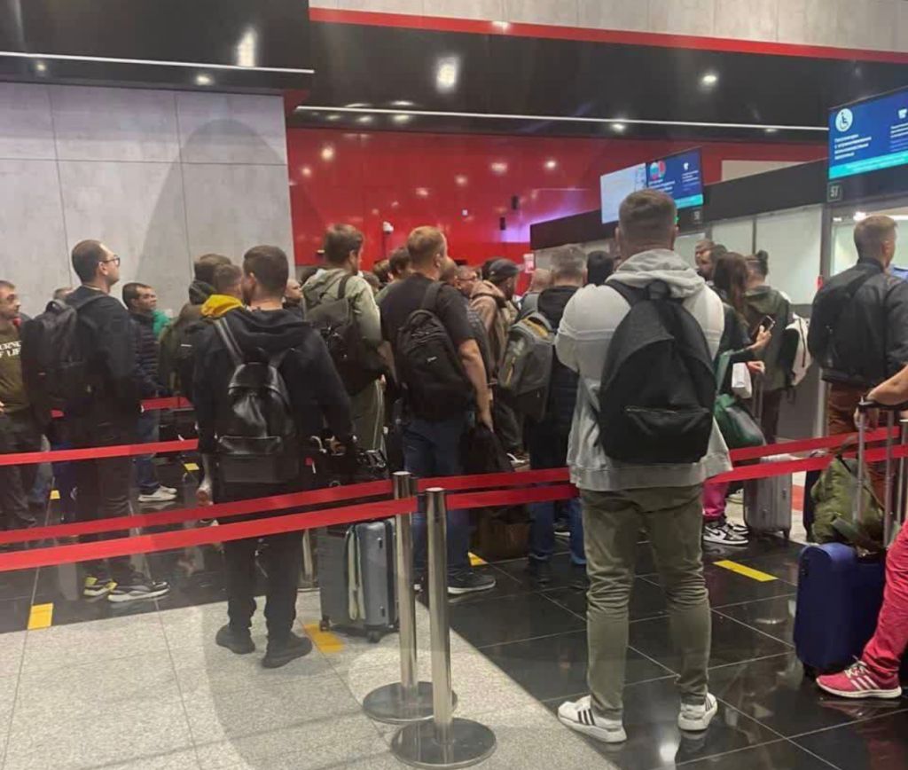 Rus erkekler Rusyadan kaçıyor
