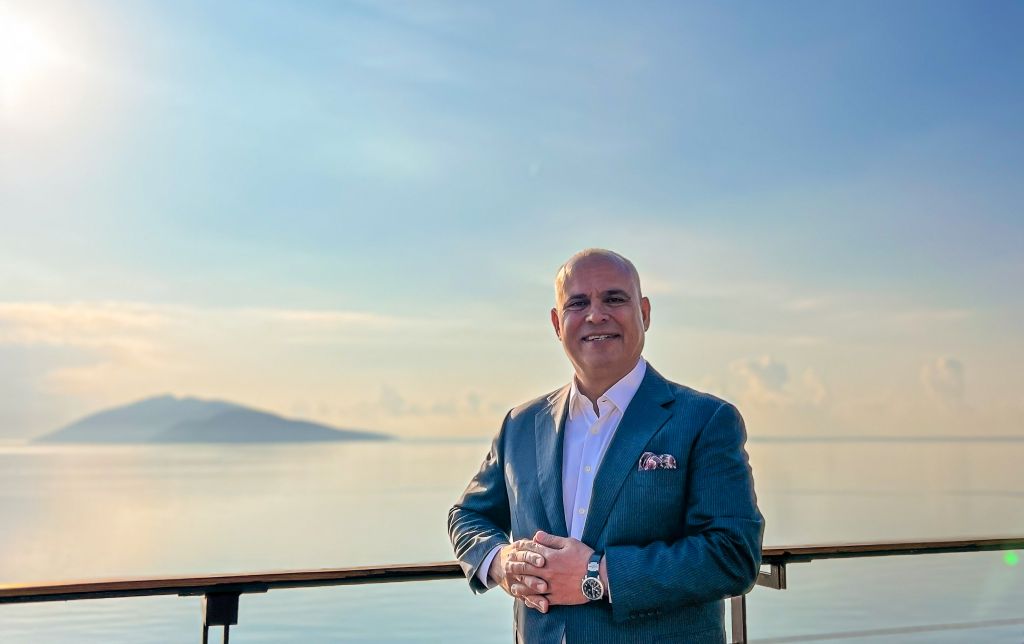 serdar bas deniz ve doğa manzarası önünde poz veriyor