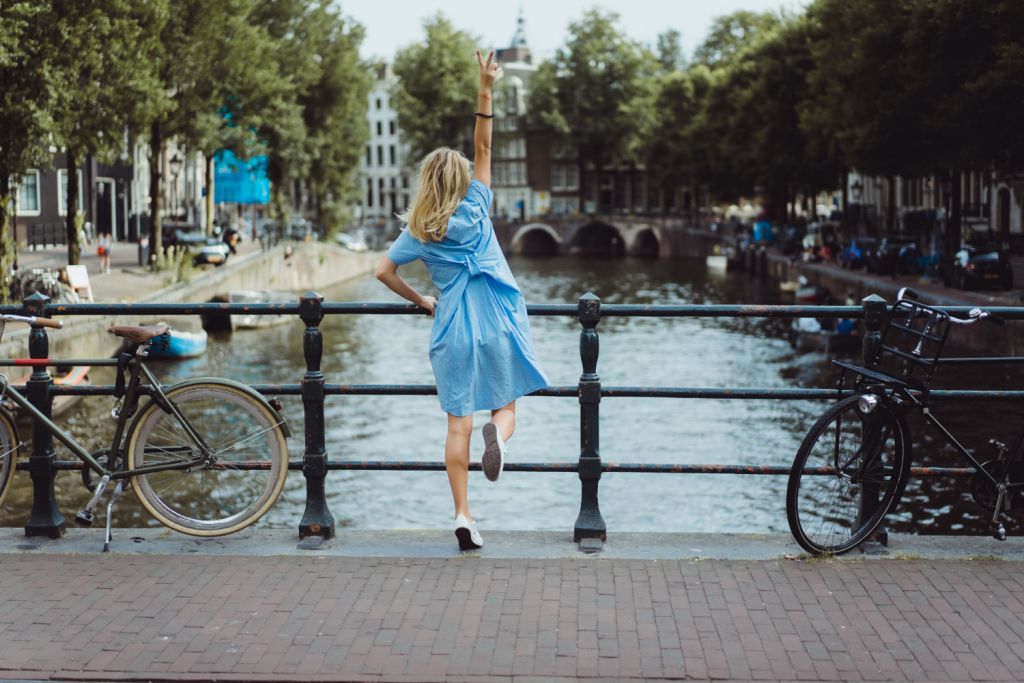 Amsterdam da bir köprü ve turist