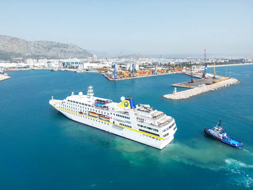 Hamburg isimli kruvaziyer gemisi Antalya Limanında