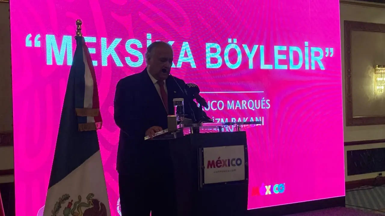 Meksika Sectur başkanının istanbuldaki tanıtım toplantısında konuşma yaparken çekilen fotografı