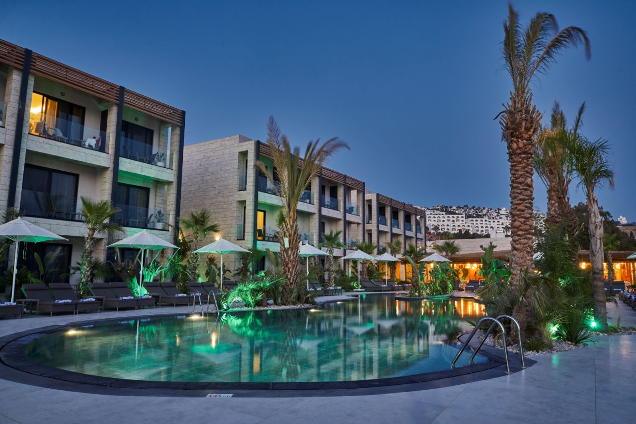 Rammos Managed by Dedeman otel binası ve önünde havuz