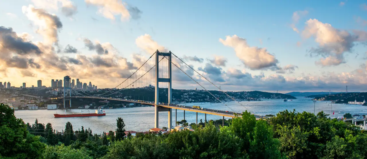 istanbul boğazı gemi geçerken gün batımı
