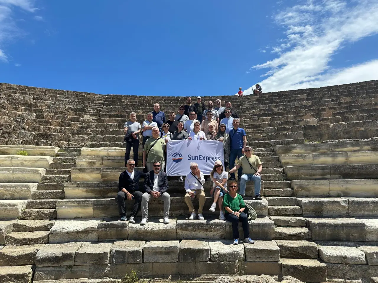 Cyprus Royal Turizm organizasyonu ile KKTC'ye gelen Alman tur operatörleri toplu poz verdi
