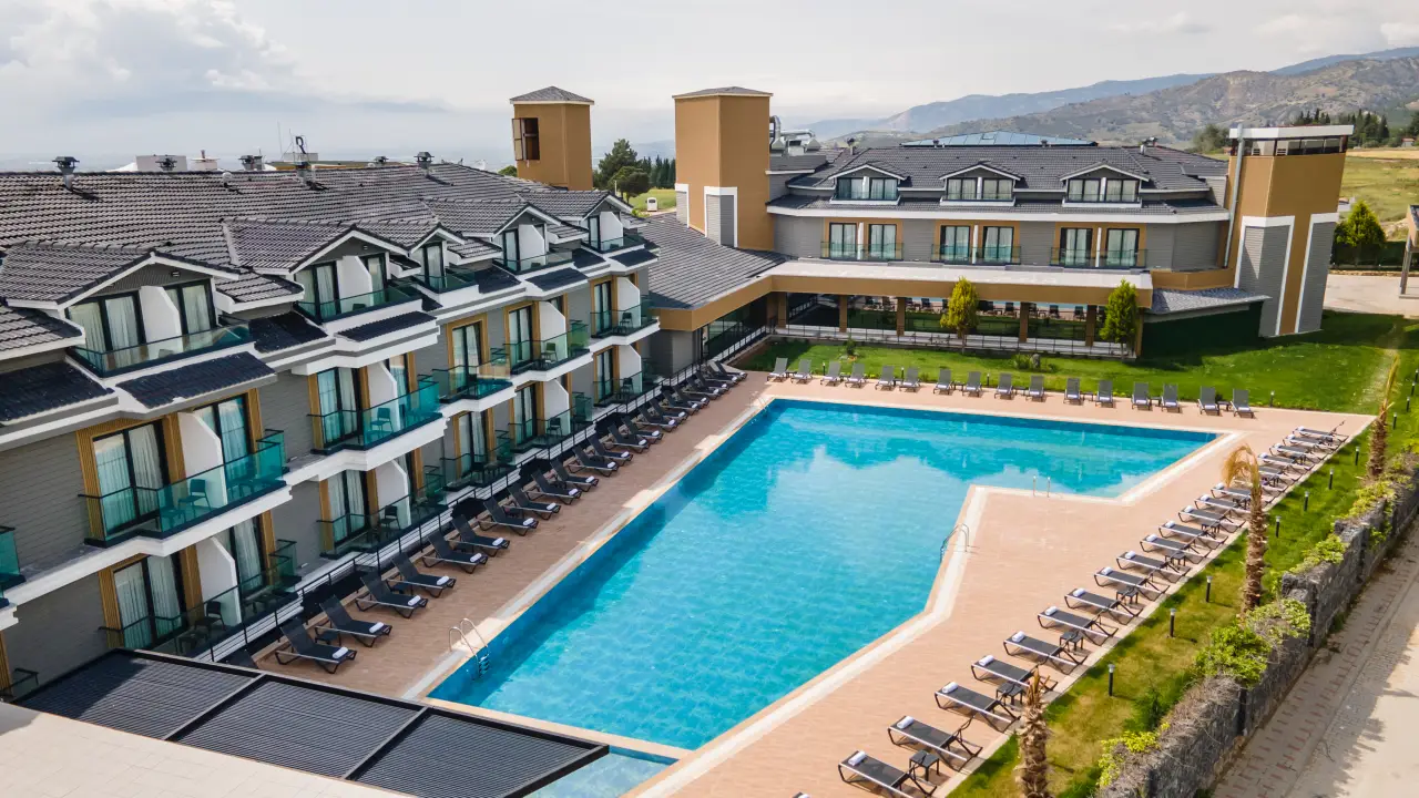 Ramada Resort by Wyndham Pamukkale Thermal Hotel binası ve açık havuz