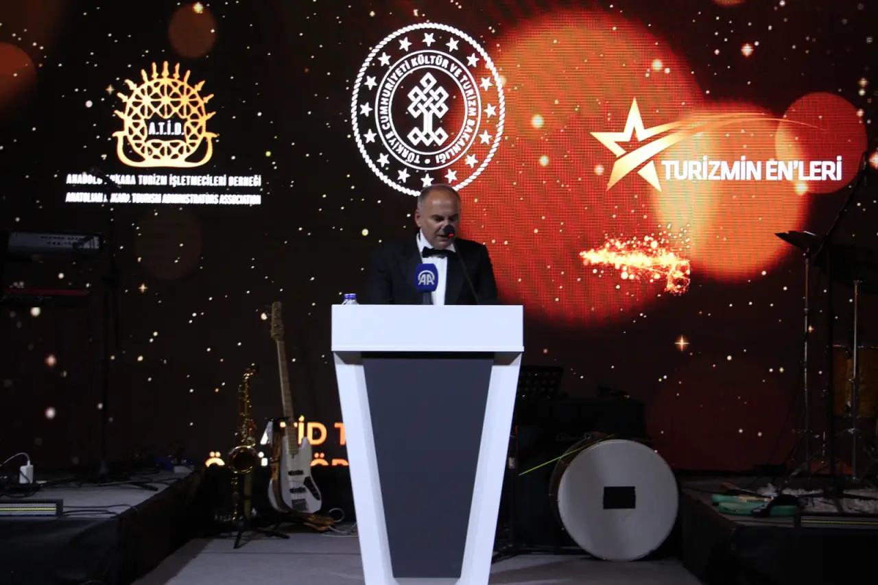 Birol Akman ATID Ödül Gecesinde konuşma yaparken