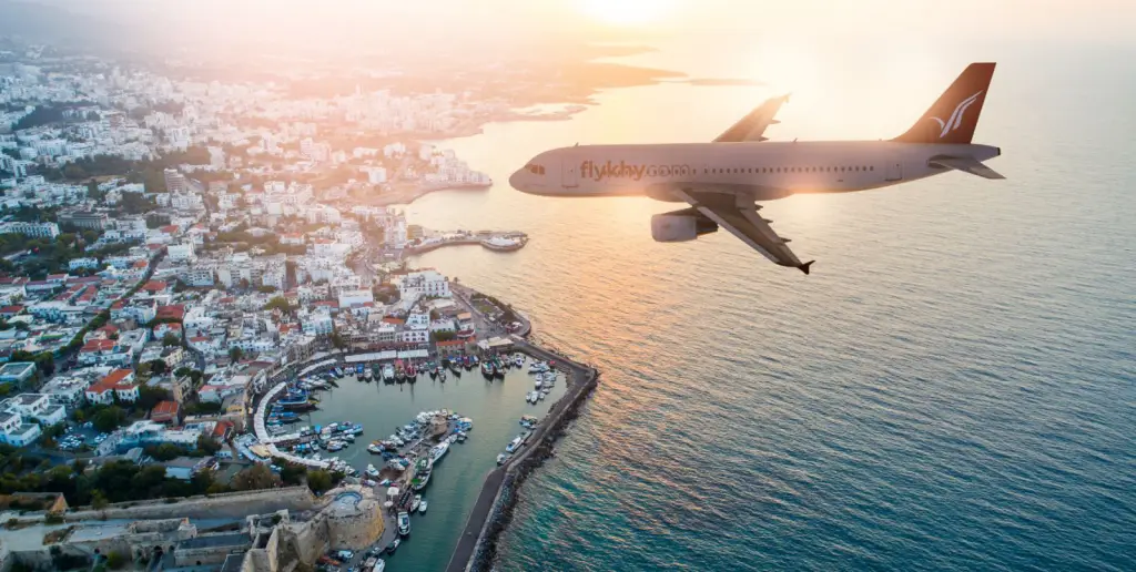 Fly Kıbrıs uçağı deniz üzerinde, iniş için alçalırken
