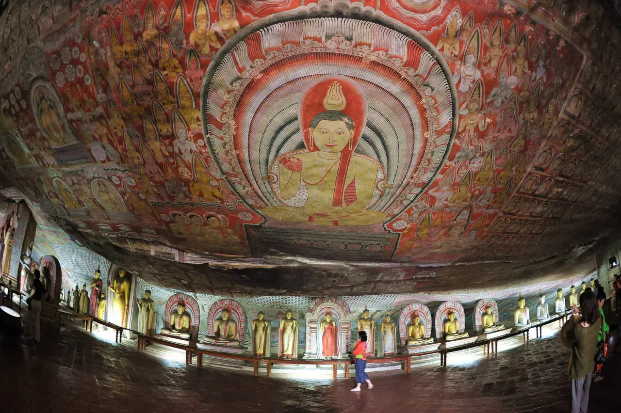 Turistler Dambulla Temple geziyor