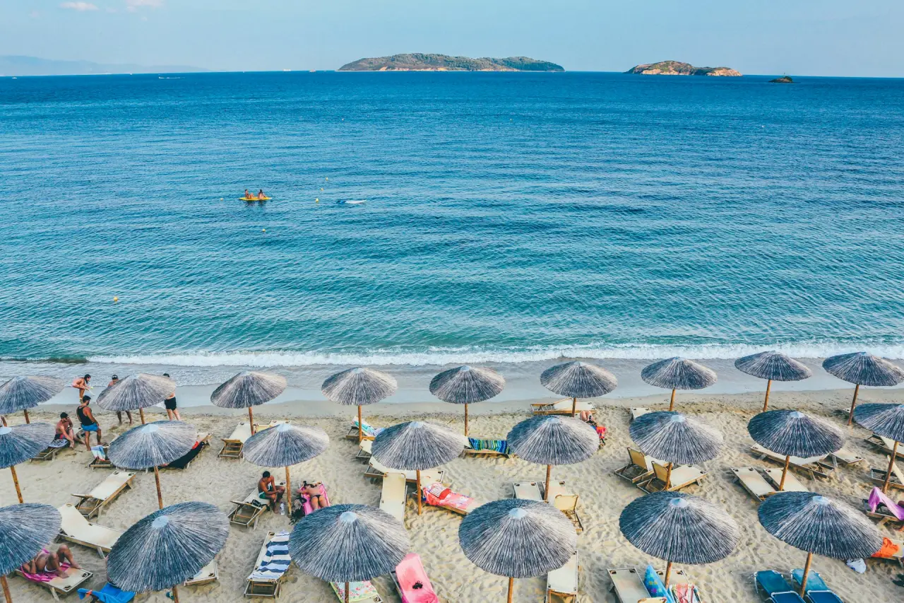 Yunanistandaki Skiathos plajı deniz ve şezlonglar