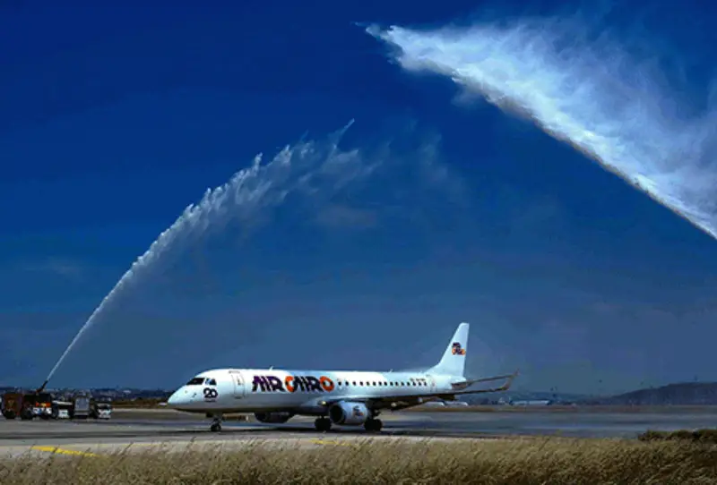 ilk Air Cairo uçağı İstanbul Sabiha Gökçen'de su takı seremonisi ile karşılanıyor