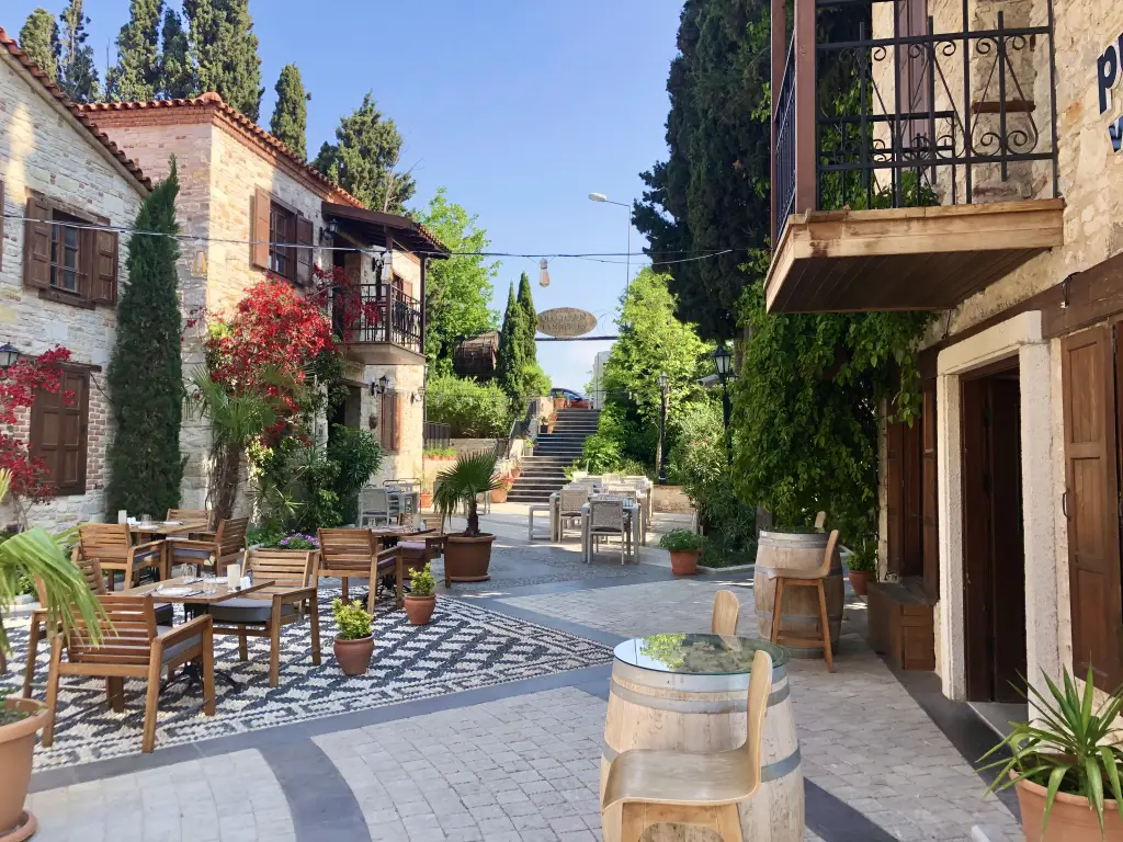 taşhane dış cephe masalar ve bina görünümü
