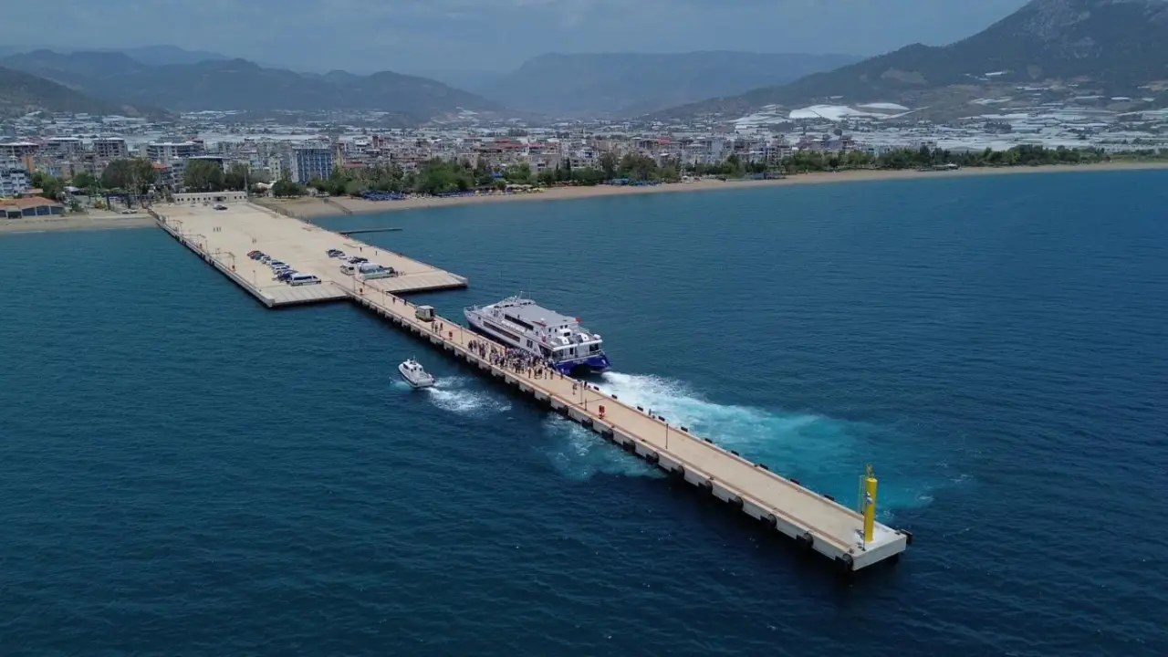 Anamur da feribot iskeleye yanaşmış yolcularını alıyor