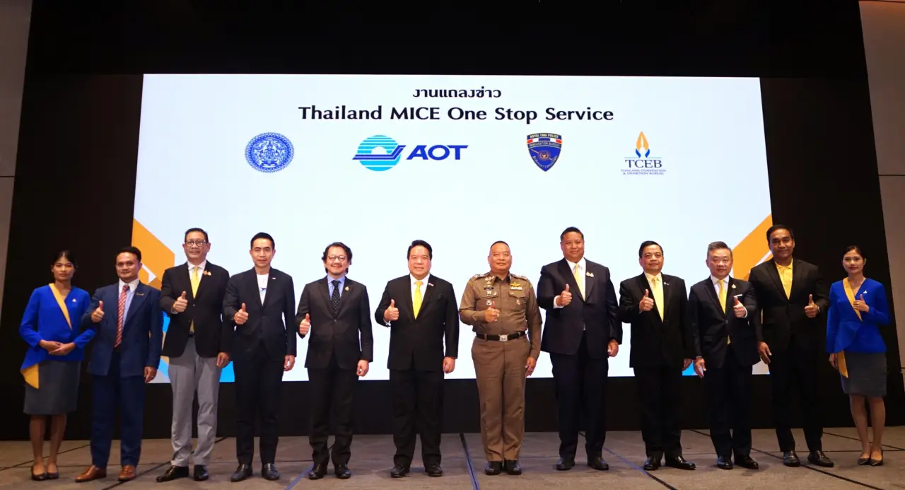 Thailand launches MICE One Stop Service, representatives of the industry take a group photo with thumbs up