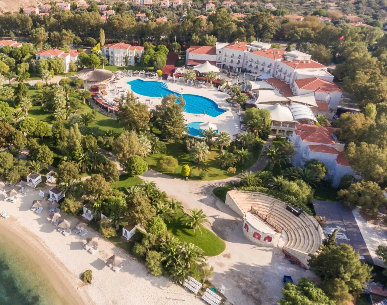 havadan otel havuz deniz plaj görüntüsü