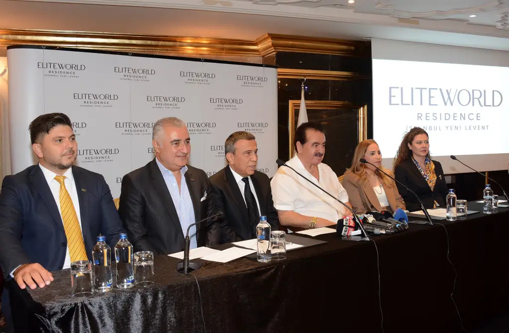 Elite World Residence İstanbul Yeni Levent projesi imza töreninde, sanatçı İbrahim Tatlıses ve Elite World Hotels yetkililerinin yer aldığı basın toplantısı.