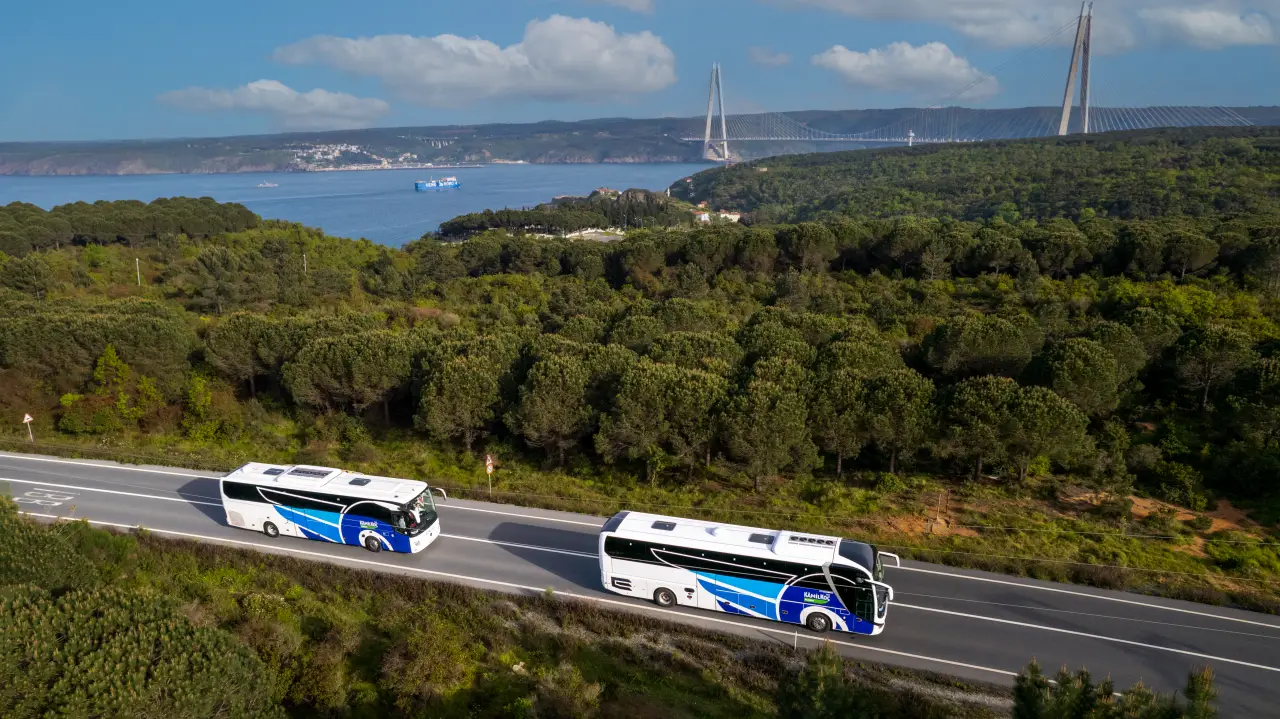 Kâmil Koç otobüsleri İstanbul-İzmir ekspres seferinde, doğa manzarası eşliğinde yolda ilerliyor.