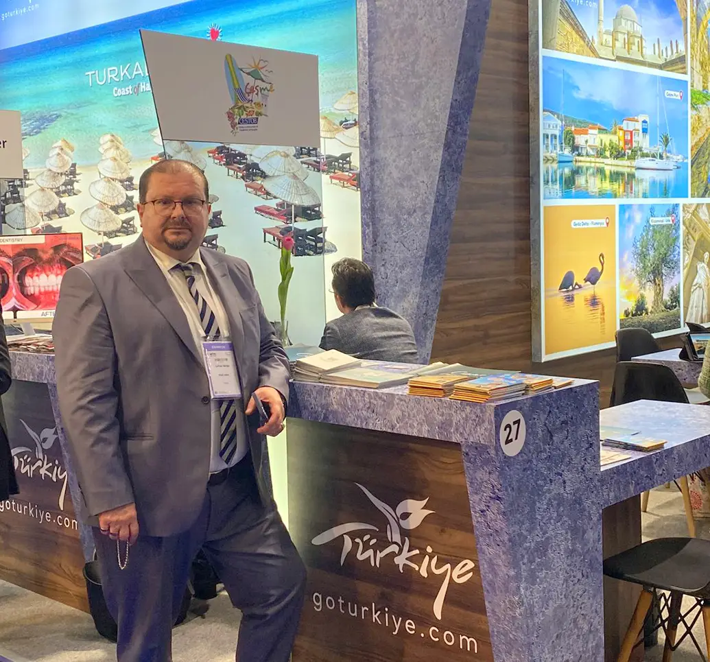 Orhan Belge Türkiye standında bir fuarda