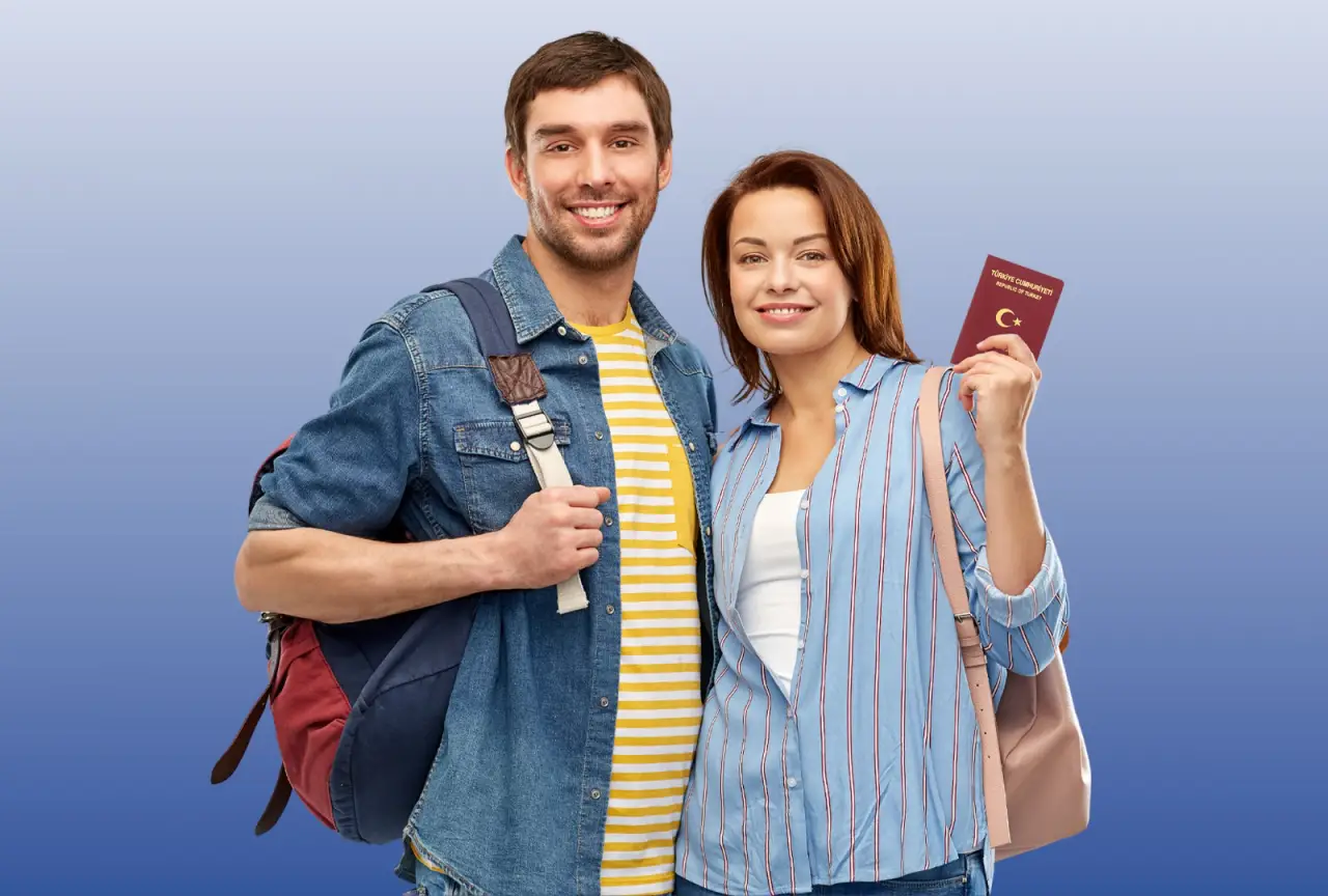 Sırt çantaları ve Türk pasaportu ile seyahate hazır, gülümseyen bir çift.