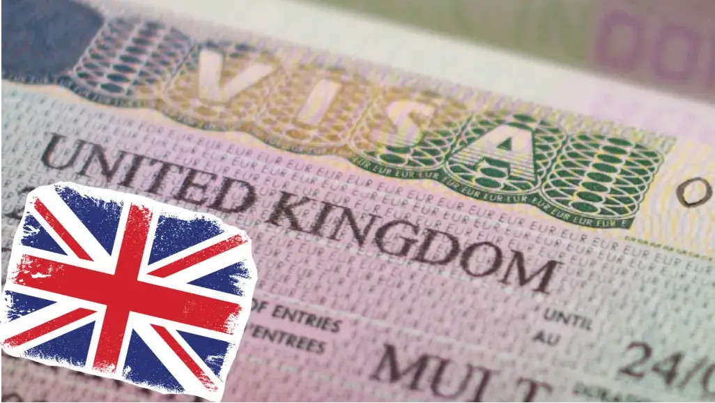 Birleşik Krallık vizesi taşıyan bir pasaport sayfasının yakın çekimi. Üzerinde “VISA” ve “UNITED KINGDOM” yazıları belirgin olarak görünüyor, sağ alt köşede İngiltere bayrağı simgesi yer almakta.
