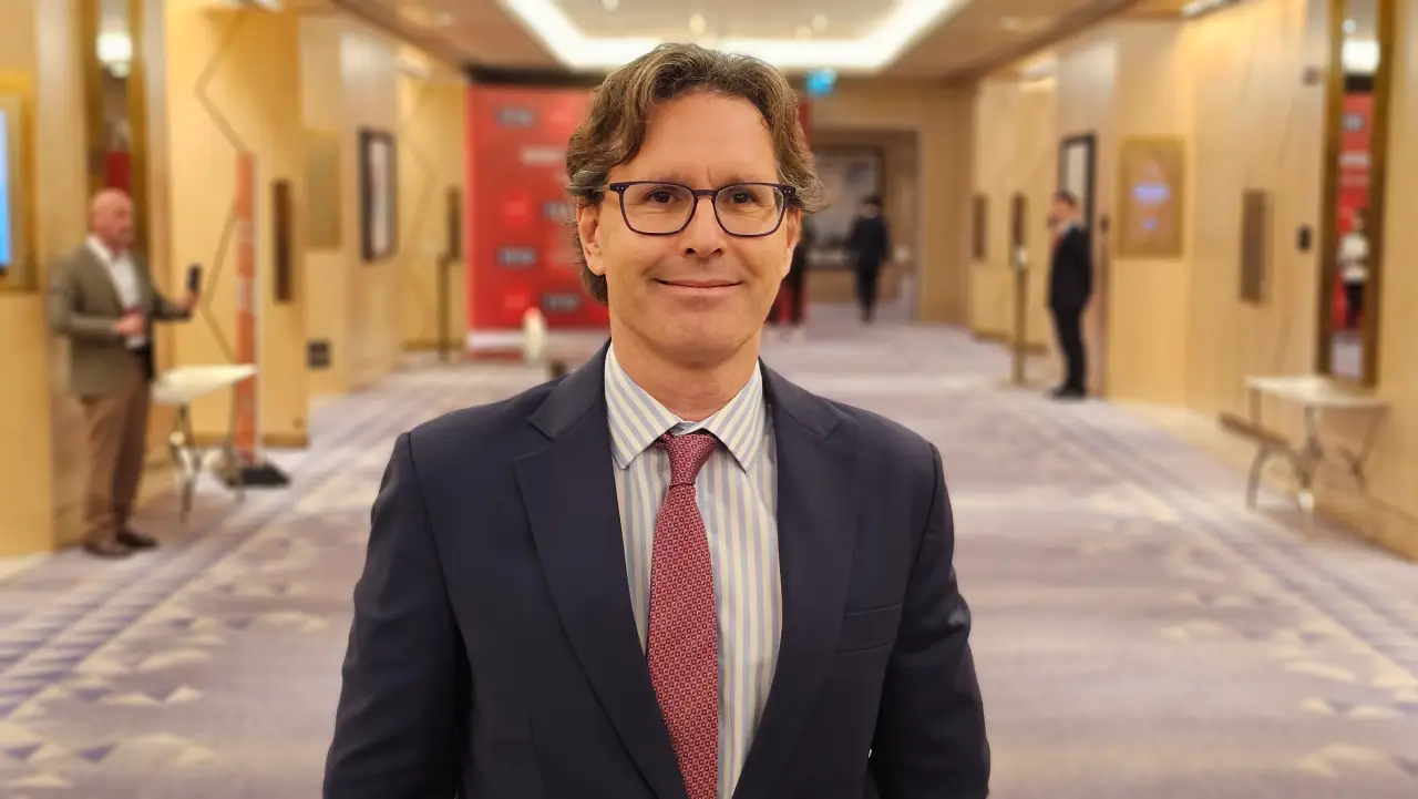 Emre Narin, Martı Otel İşletmeleri A.Ş. Yönetim Kurulu Başkan Yardımcısı, bir konferans salonunda profesyonel bir gülümsemeyle poz veriyor.