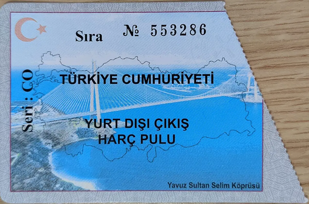 Türkiye Cumhuriyeti yurt dışı çıkış harç pulu, üzerinde Yavuz Sultan Selim Köprüsü görseliyle.