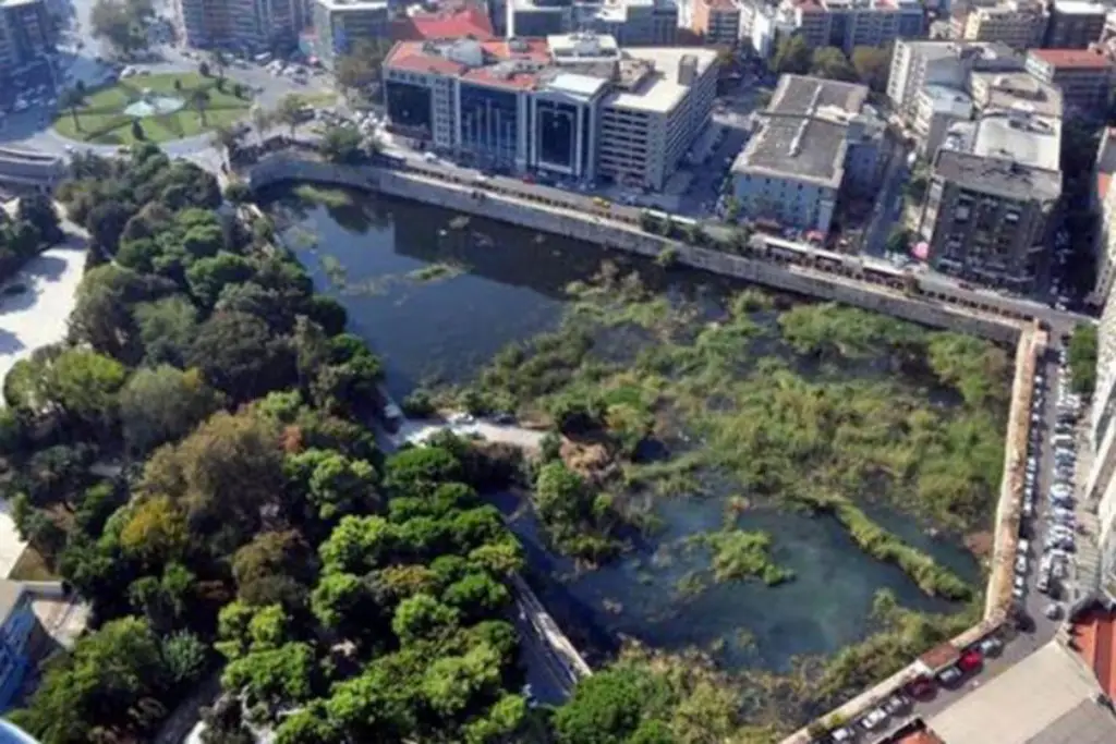 İzmir’in Basmane Çukuru’ndan havadan çekilmiş görüntü. Alanda durgun su birikintileri ve çevresindeki yeşil alanlar görülüyor