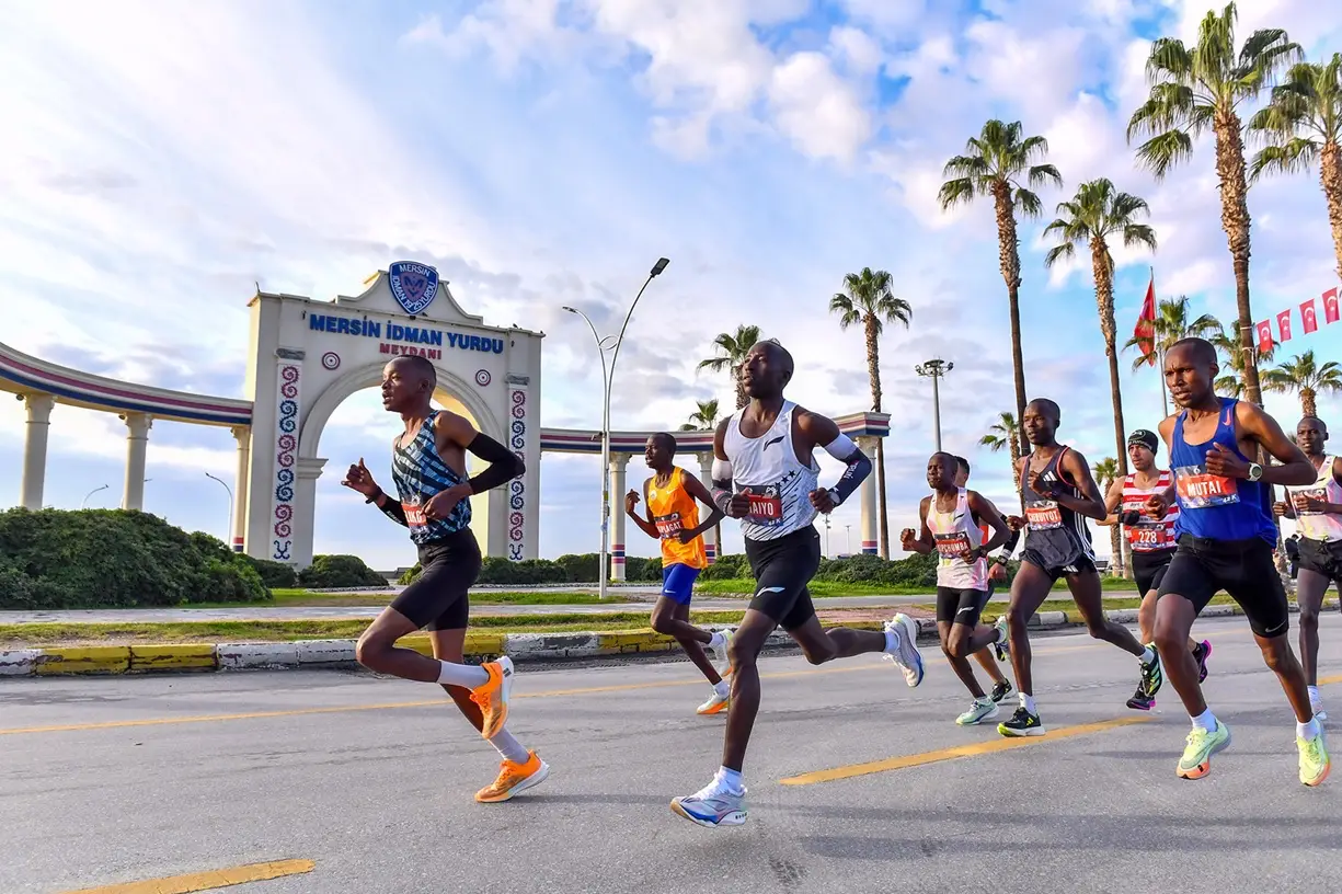 Mersin maratonu atletler koşuyor