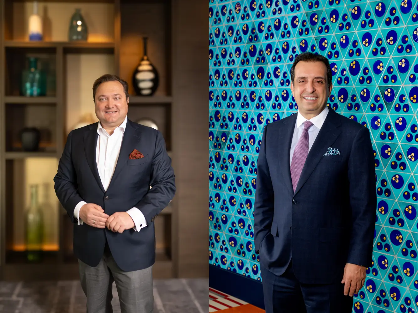 Hilton’un yeni liderleri Joachim Hartl ve Todori Kalamaris’in resmi portreleri. Hartl, şık bir koyu lacivert ceket ve beyaz gömlekle ahşap raflar önünde dururken, Kalamaris, mavi tonlarda geleneksel desenli bir duvarın önünde lacivert takım elbisesiyle gülümsüyor.