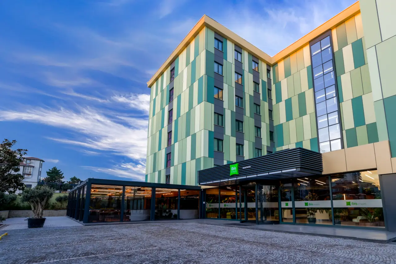 ibis Styles İstanbul Kurtköy otelinin dış cephesi, modern ve renkli mimarisiyle.