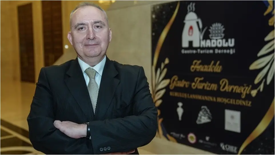 Anadolu Gastro-Turizm Derneği Başkanı Ömer Kartın, JW Marriott Ankara Hotel’de düzenlenen dernek lansman gecesinde poz veriyor.