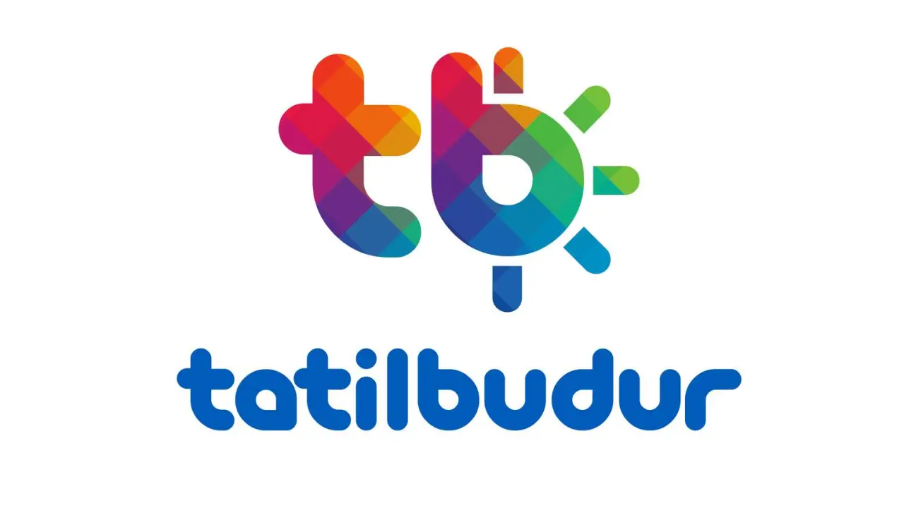 Tatilbudur’un renkli ve modern logosu, t ve b harflerinden oluşan geometrik tasarım ve mavi yazı stili.