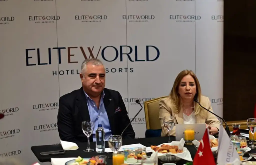 Elite World Hotels & Resorts yöneticileri basın toplantısında konuşuyor.