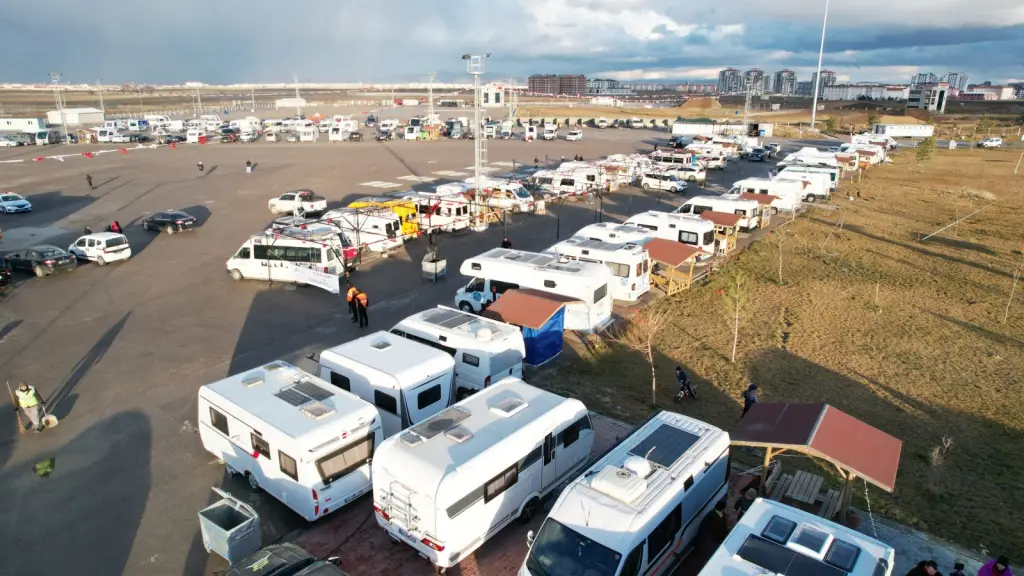 Afyonkarahisar’daki Karavanfest 2025 alanının geniş görünümü, açık alanda park etmiş çok sayıda karavan ve etrafta dolaşan festival katılımcılarını gösteriyor.