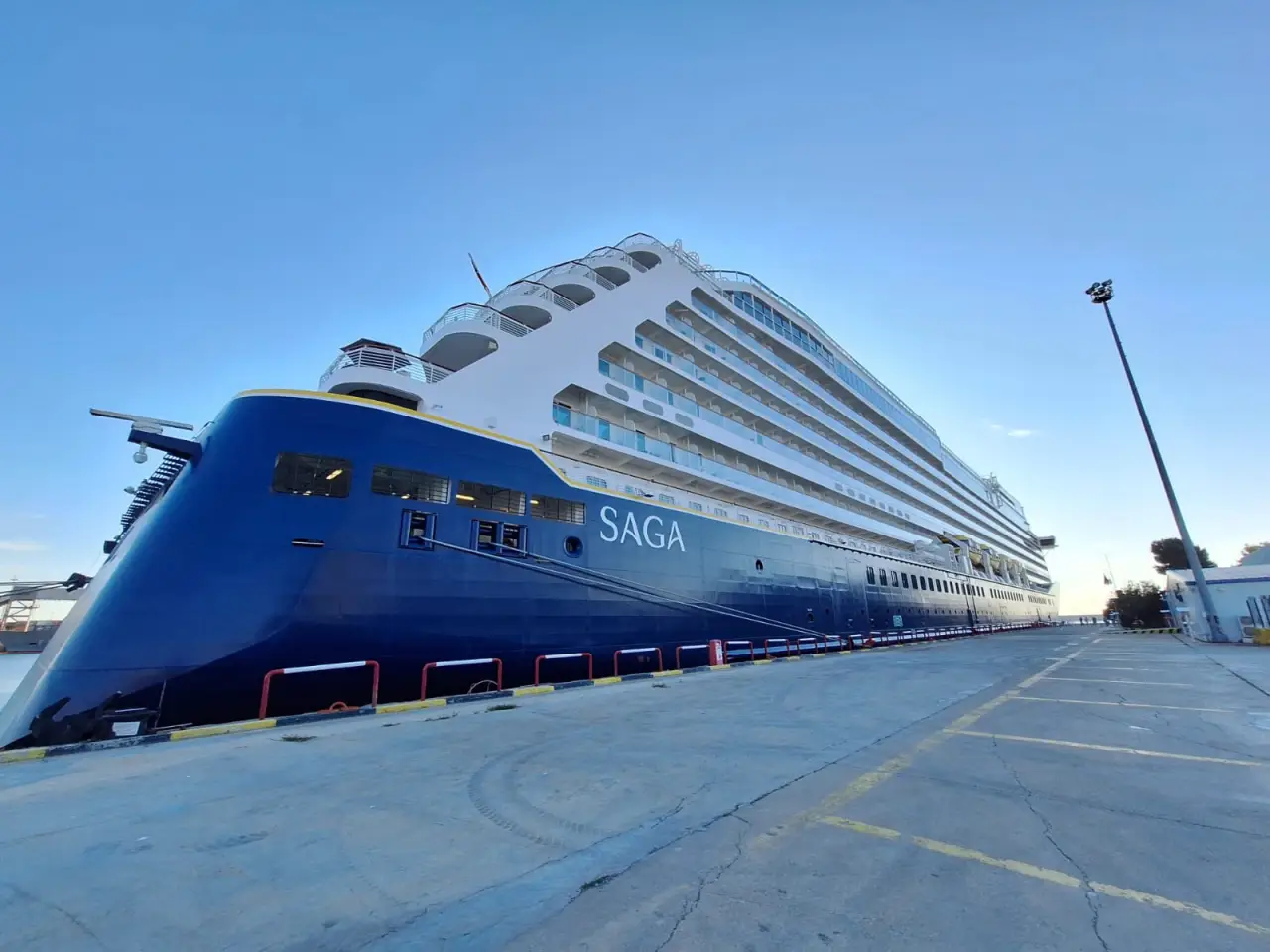 M/V Spirit of Adventure kruvaziyer gemisi, QTerminals Antalya Limanı’nda.