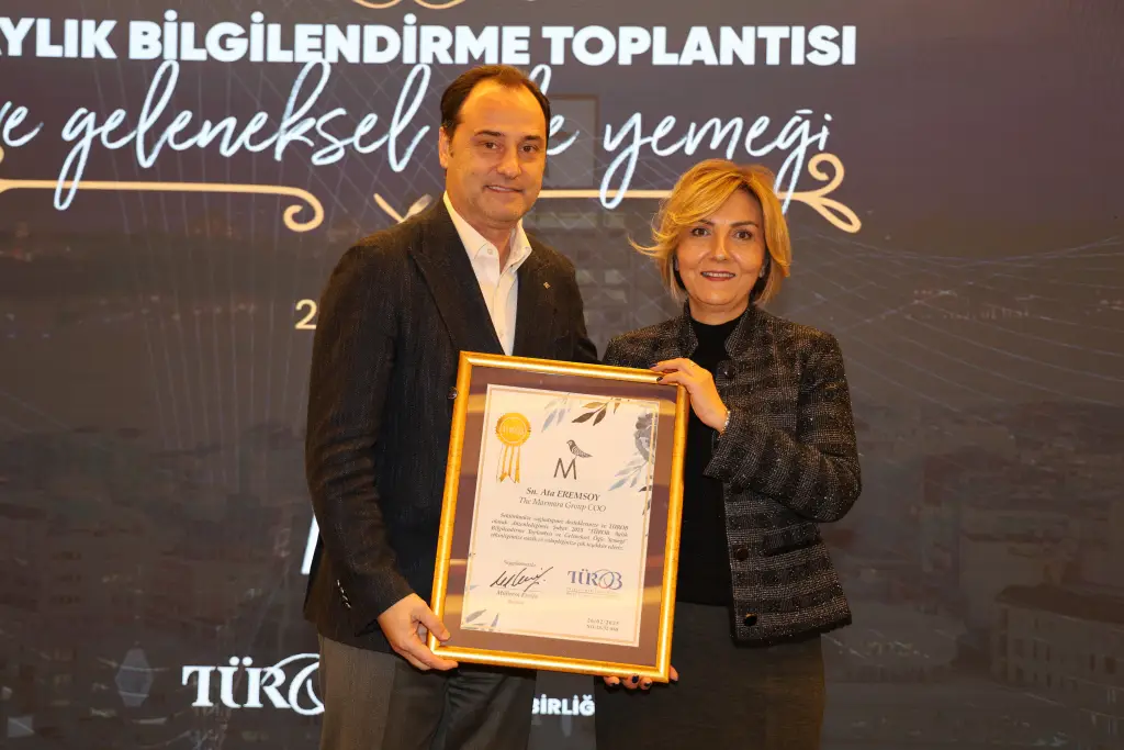 TÜROB Başkanı Müberra Eresin The Marmara Otelleri COO'su Ata Eremsoy’a bir plaket ile teşekkür ediyor.